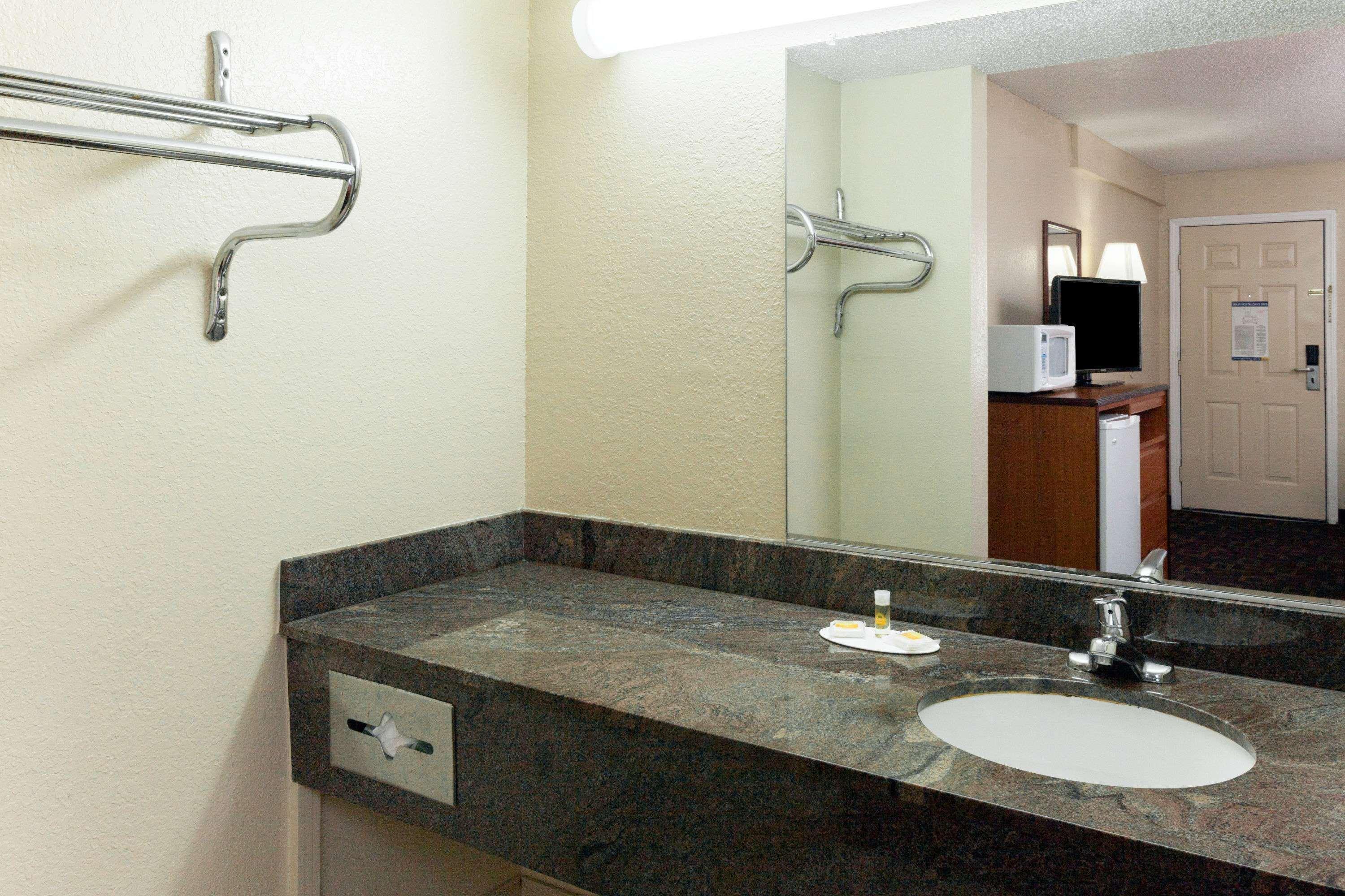 Days Inn Oklahoma City West Exteriör bild
